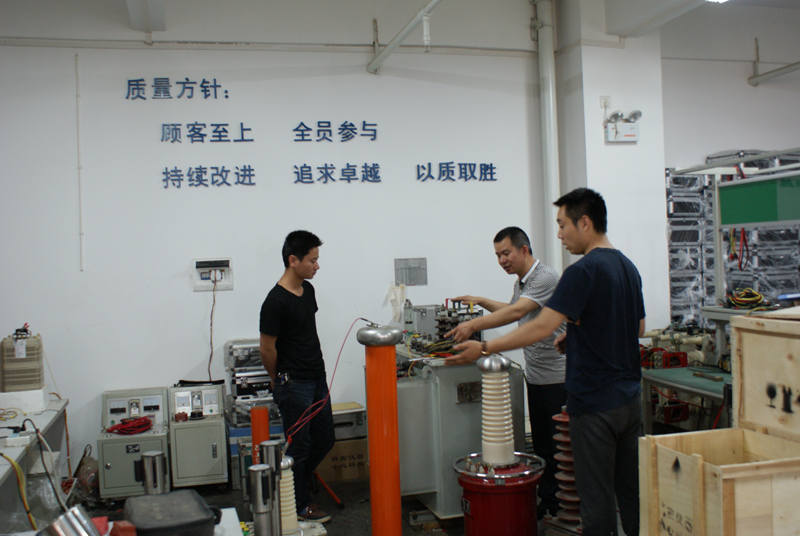 為客戶講解試驗(yàn)